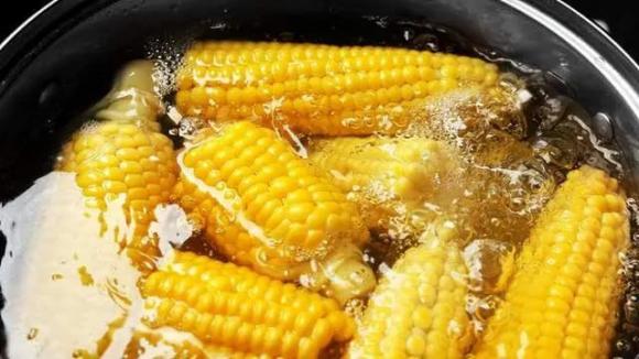 Thời gian luộc ngô bao nhiêu phút là tốt nhất? 10 người thì có 9 người nấu sai, bảo sao ngô không ngon