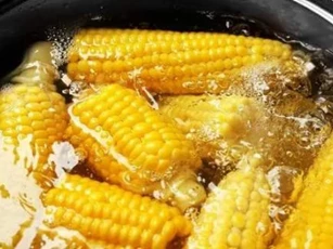 Thời gian luộc ngô bao nhiêu phút là tốt nhất? 10 người thì có 9 người nấu sai, bảo sao ngô không ngon