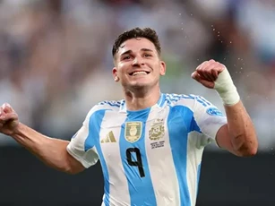 Barca muốn cho Lewandowski 'về hưu sớm' bằng bom tấn từ Man City