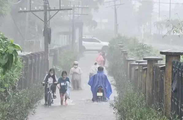 Mưa lớn tiếp diễn trên cả nước, có nơi trên 180 mm