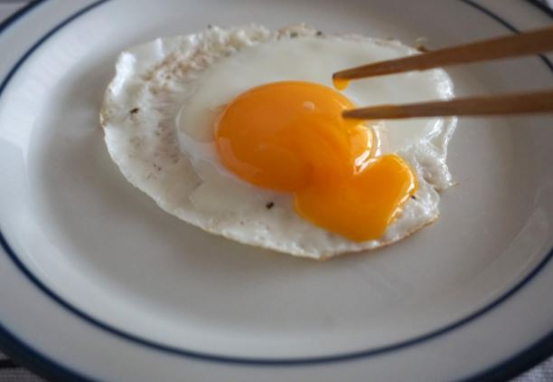Một số mẹo để có một món trứng chiên đẹp mắt, cuốn hút là gì? Thử áp dụng để 'anh xã' mê ngay
