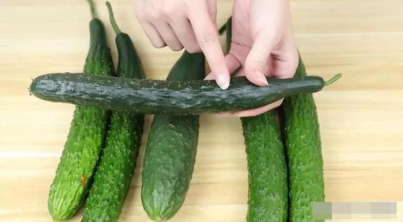 Dưa chuột nên mua thẳng hay cong? 4 lời khuyên từ người trồng rau dành cho bạn