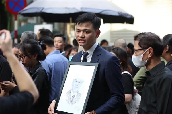 Người dân xếp hàng chờ viếng Tổng Bí thư Nguyễn Phú Trọng với tấm lòng thành kính