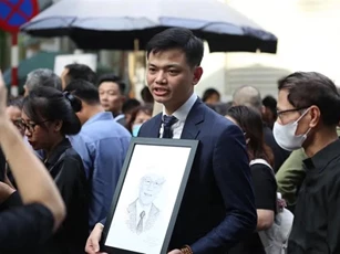 Người dân xếp hàng chờ viếng Tổng Bí thư Nguyễn Phú Trọng với tấm lòng thành kính