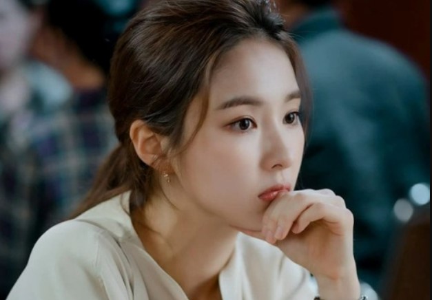 Một tháng sau khi mẹ kế qua đời, tôi dọn dẹp phòng ngủ của bà và phát hiện một lá thư kẹp trong cuốn sổ đen giấu kín ở hộc tủ, khiến tôi đau đớn khi nhận ra mình đã hiểu sai về bà