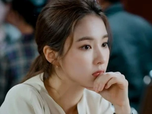 Một tháng sau khi mẹ kế qua đời, tôi dọn dẹp phòng ngủ của bà và phát hiện một lá thư kẹp trong cuốn sổ đen giấu kín ở hộc tủ, khiến tôi đau đớn khi nhận ra mình đã hiểu sai về bà