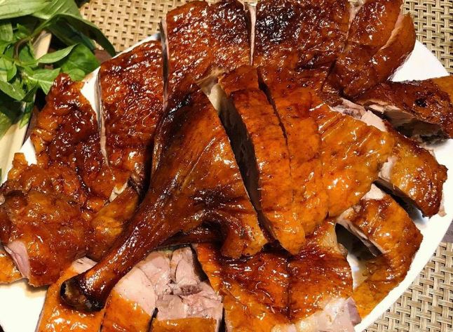 Mách bạn công thức làm vịt quay tại nhà giòn rụm, thơm lừng, vừa an toàn, vừa thơm ngon khiến ai cũng gật gù khen khéo