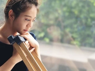 Bị vợ cũ của chồng đơm đặt bịa chuyện, trong lúc chồng cũng quay lưng lại với tôi thì chính con riêng của anh đứng ra minh oan khiến tôi choáng váng