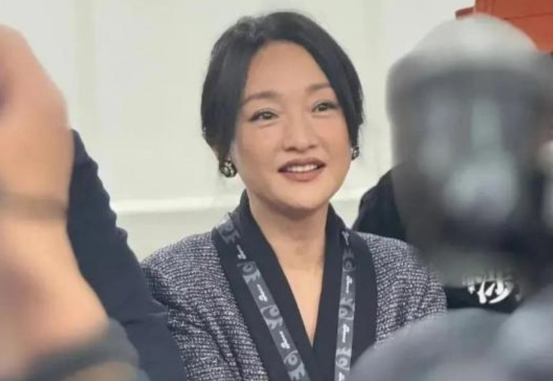 Ch&#xE2;u T&#x1EA5;n 50 tu&#x1ED5;i xu&#x1EA5;t hi&#x1EC7;n tr&#x1B0;&#x1EDB;c c&#xF4;ng ch&#xFA;ng, khu&#xF4;n m&#x1EB7;t gi&#xE0; nua kh&#xF4;ng th&#x1EC3; che gi&#x1EA5;u &#x111;&#x1B0;&#x1EE3;c d&#xF9; &#x111;&#xE3; trang &#x111;i&#x1EC3;m k&#x1EF9; v&#xE0; m&#x1EB7;c b&#x1ED9; &#x111;&#x1ED3; sang tr&#x1ECD;ng