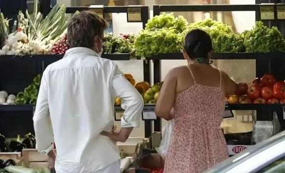 Ảnh gần đây của Củng Lợi 58 tuổi, khiến cư dân mạng khiếp sợ, cô đã nặng gần 100 kg, netizen: 'Củng Hoàng' đã biến thành một bà già'