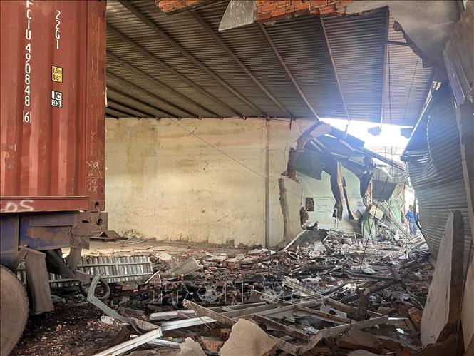 Vụ xe container lao vào nhà dân: Tạm giữ hình sự lái xe gây tai nạn