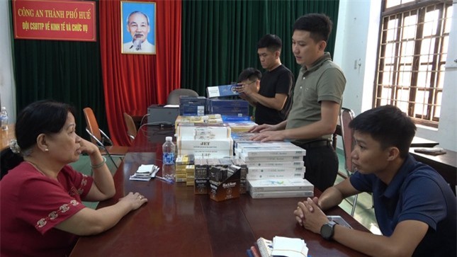 Bắt 2 đối tượng buôn bán hàng nghìn gói thuốc lá nhập lậu ảnh 4