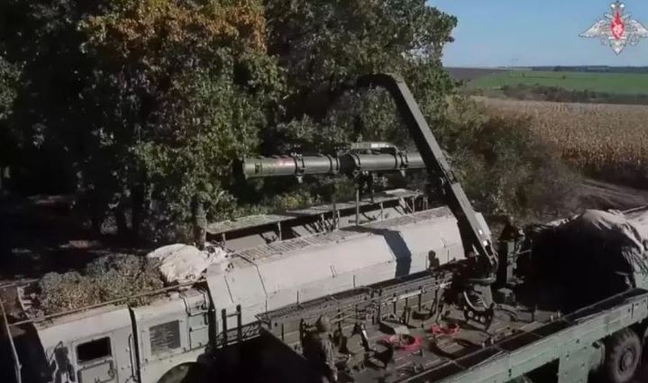 Iskander-M bay cách mặt đất 6m để tấn công mục tiêu