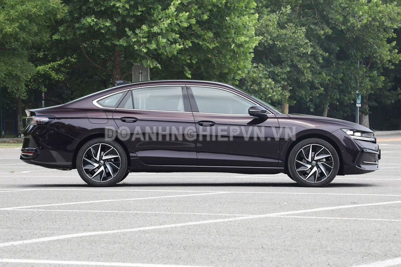 Xe sedan công suất 220 mã lực, nội thất tiện nghi, giá 585 triệu đồng, ‘đe nẹt’ Toyota Camry