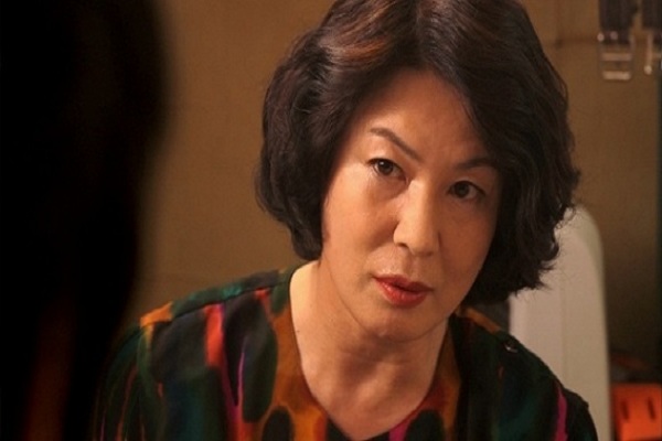 Khinh con dâu nghèo mẹ chồng mua vàng giả làm lễ vật, tới khi thấy ông thông gia làm điều này thì xấu hổ