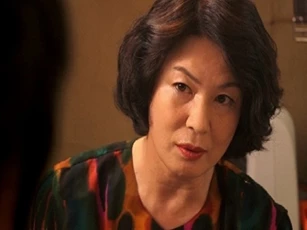 Khinh con dâu nghèo mẹ chồng mua vàng giả làm lễ vật, tới khi thấy ông thông gia làm điều này thì xấu hổ