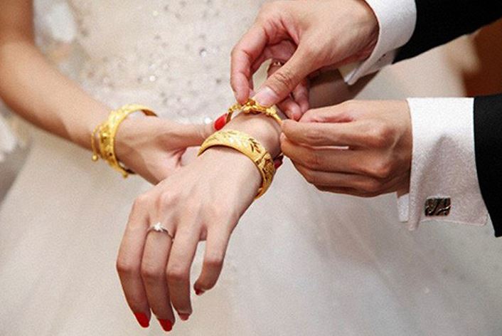 Vừa cưới xong đã bị mẹ chồng đòi giữ 3 cây vàng, tới tối khi chồng vắng nhà bà có hành động làm tôi choáng hơn