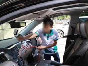 Sau khi nhận xe mới, những tài xế kỳ cựu liền vứt bỏ 'báu vật' này, trong khi những người mới đi lại không hiểu và không nỡ bỏ