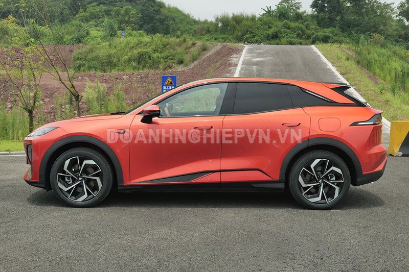 SUV đẹp long lanh, ‘uống xăng như ngửi’, nhiều công nghệ tiên tiến, giá gần 490 triệu đồng