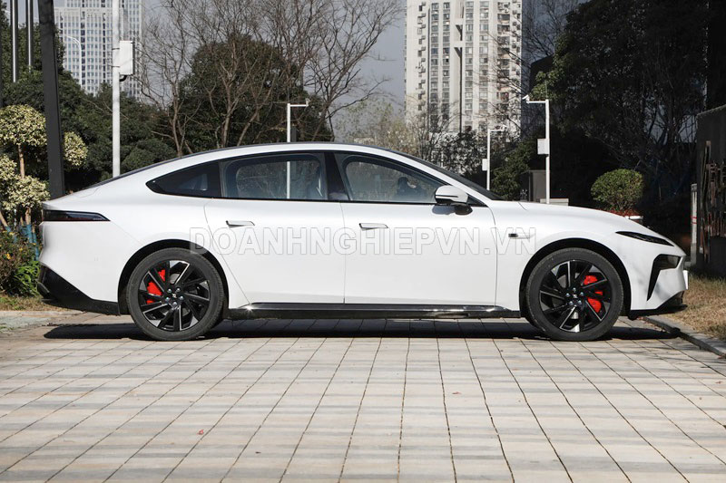 Xe hơi dài gần 4,9 mét, công suất 544 mã lực, giá gần 620 triệu đồng