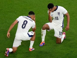 Bellingham liên tục rủ rê Alexander-Arnold đến Real Madrid