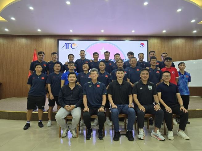 HLV Kim Sang Sik gặp lãnh đạo CLB CAHN