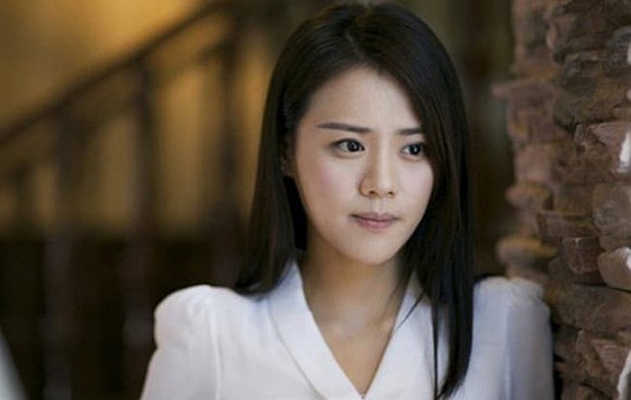 Đi làm về muộn thấy chồng cũ nằm gục trước cửa nhà, khi tôi còn chưa kịp hiểu gì thì một cô gái xinh đẹp bước đến nói những lời gây sốc