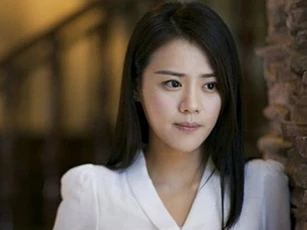 Đi làm về muộn thấy chồng cũ nằm gục trước cửa nhà, khi tôi còn chưa kịp hiểu gì thì một cô gái xinh đẹp bước đến nói những lời gây sốc