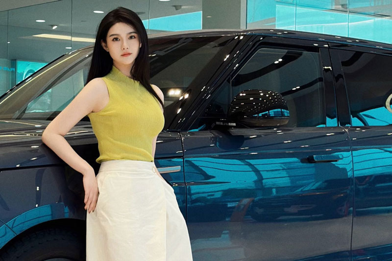 Mê mẩn với nhan sắc dàn hot girl bên xe hơi