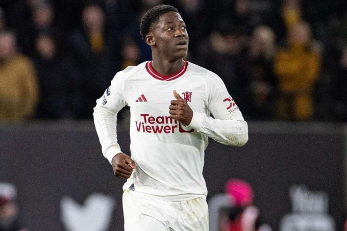 Vì sao Mainoo và Zirkzee không đi du đấu cùng MU?