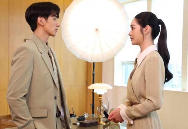 Ngày lễ nào chồng cũ cũng tặng quà chu đáo, tôi ngỏ ý tái hôn, anh thốt ra 2 từ