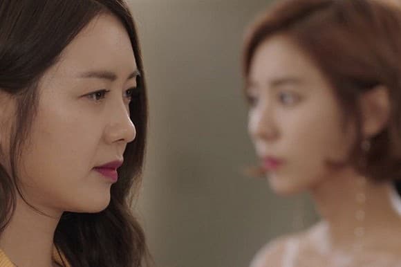 Đang ngồi ăn trong nhà hàng, người yêu chui tọt xuống gầm bàn trốn, còn tôi run rẩy sợ hãi khi thấy cảnh tượng này