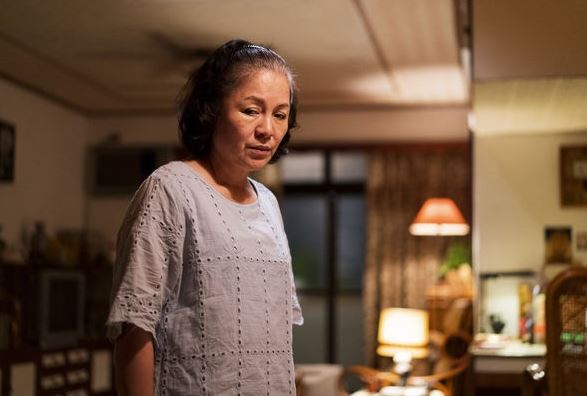 Tôi ở cữ đêm nào mẹ chồng cũng lén đứng ngoài cửa phòng, câu nói của cháu gái khiến tôi nghẹn ngào