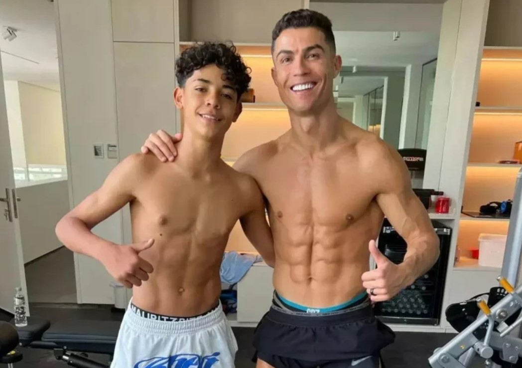 Ngã ngửa với lý do Ronaldo sử dụng sơn móng chân