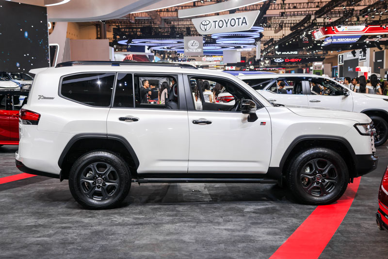 Toyota Land Cruiser 300 GR Sport 2024 ra mắt: Công suất 301 mã lực, ngoại hình hầm hố, giá 4,2 tỷ đồng