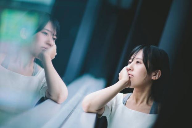 Thấy tấm ảnh cũ kỹ trong ví chồng, tôi ghen tuông mang ra xé vụn, đến khi biết thân thế của cô gái đó, tôi hối hận khôn nguôi