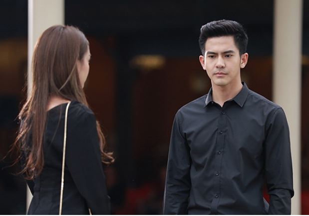 Vội vã ôm con bước ra cổng tòa thì chồng cũ tiến đến mỉa mai, vênh váo, đang phẫn uất tột cùng, tôi nghẹn ngào trước câu nói của sếp: ‘Chuẩn bị rước mẹ con cô ấy về’