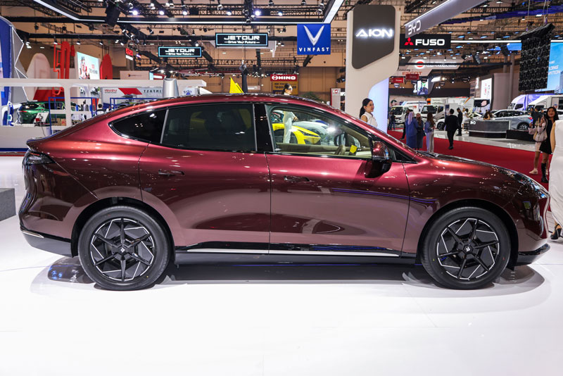 Xe điện công suất 335 mã lực, phạm vi hoạt động 825 km/lần sạc, giá gần 1,1 tỷ đồng