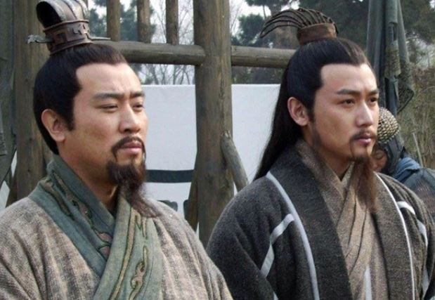 Lưu Bị yếu hơn Tôn Quân, Tào Tháo rất nhiều, vì sao Gia Cát Lượng lại chọn theo phe Lưu Bị?