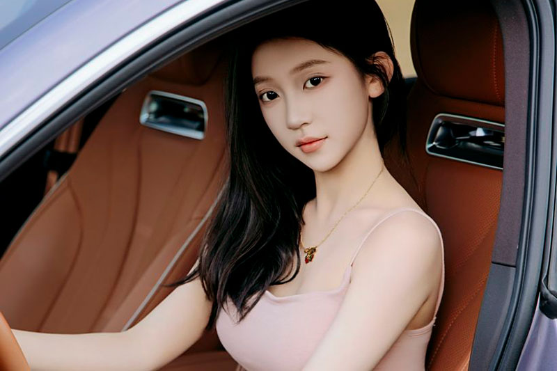 Ngắm dàn mỹ nhân xứ Trung khoe sắc bên xe hơi