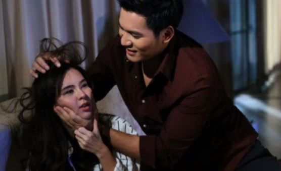 Chồng ngoại tình còn livestream cảnh đánh đập vợ cho bạn bè xem, ai ngờ chưa đầy 5 phút sau phải sững sờ khi thấy người chạy xe tiền tỷ đến rước vợ đi