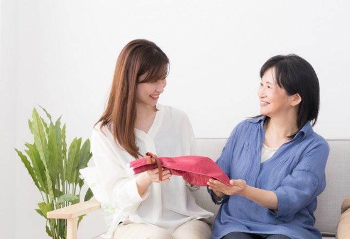 Thử mượn tiền 2 nàng dâu để chọn ra người thừa kế 9 tỷ, mẹ chồng 'choáng toàn tập' với thái độ của 2 cô con dâu