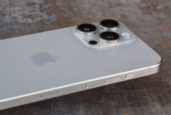 Đây là chiếc iPhone 12GB RAM đầu tiên trên thế giới: Apple sắp 'đuổi kịp' Android rồi!