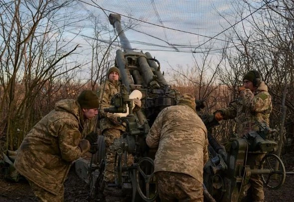 Lính Ukraine vận hành lựu pháo Mỹ ở Bakhmut (Ảnh: Getty).