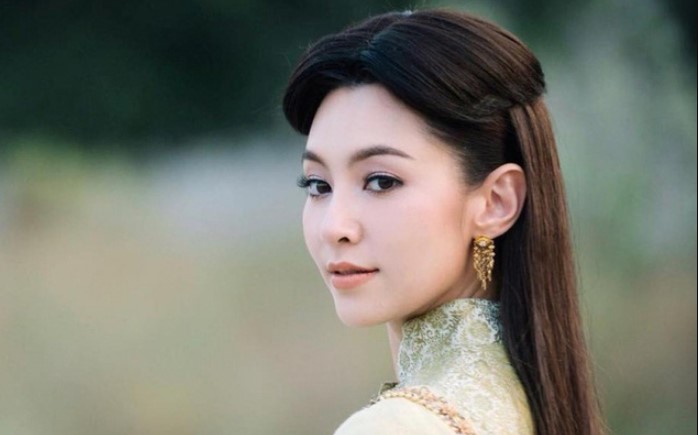 Sinh nhật mẹ chồng, tôi mua tặng bà cái áo 200 nghìn, bà nâng niu nhưng lại vứt hẳn chiếc vòng ngọc mấy triệu của chị dâu