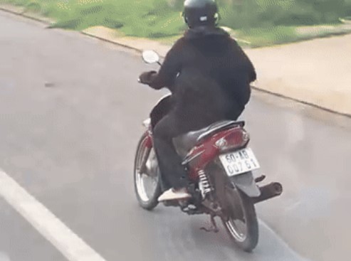 Người đàn ông chạy xe máy khiến cả phố ngước nhìn, xem clip mới hiểu lý do