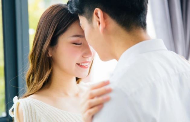 Thấy tấm ảnh cưới treo trong phòng khách, tôi càng biết ơn vợ mình