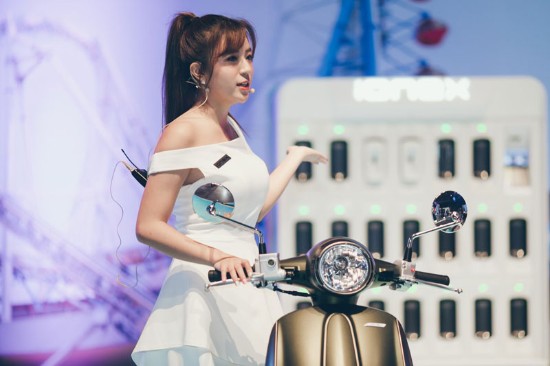 Dàn mỹ nhân khoe sắc bên xe SYM