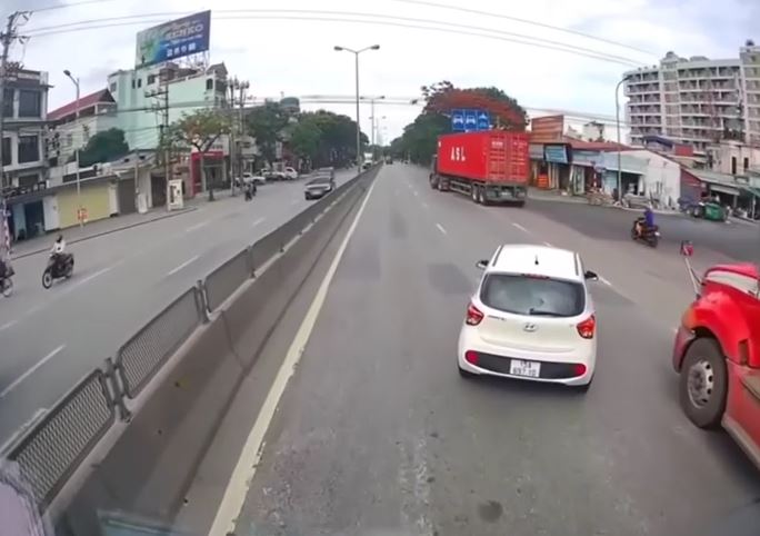 Xe con chuyển hướng thiếu quan sát, suýt gây họa cho chính mình