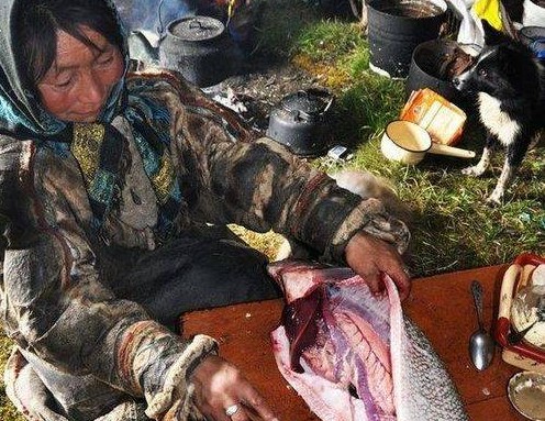 Rùng mình cảnh bộ tộc ăn thịt, cá sống và uống máu tươi